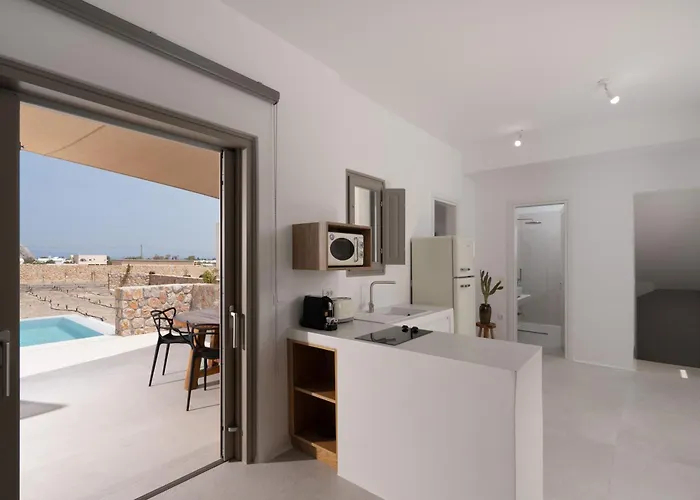 Rizes Santorini With Private Pool Отель Перисса